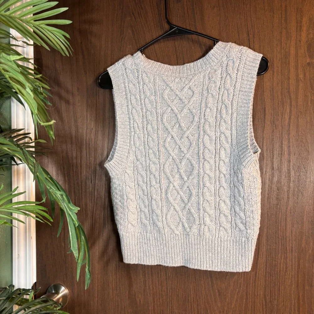 Aerie Gray Cable Knit Sweater Vest Cropped Sleeveless Pullover XS - Picture 3 of 6